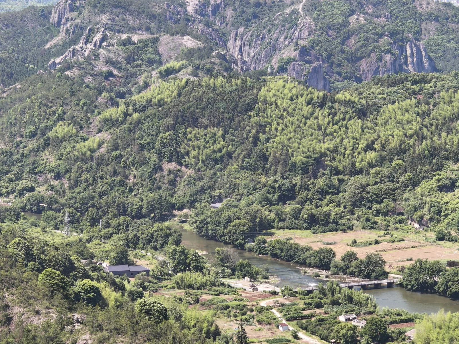 缆车上俯瞰河谷与连绵群山