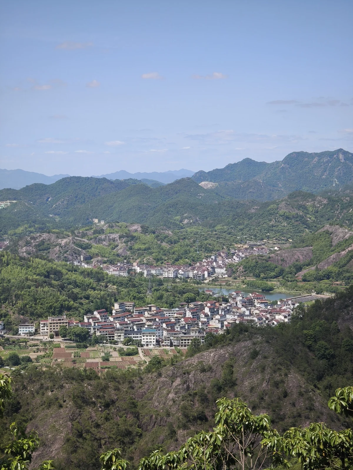 从山上俯瞰的河谷村落