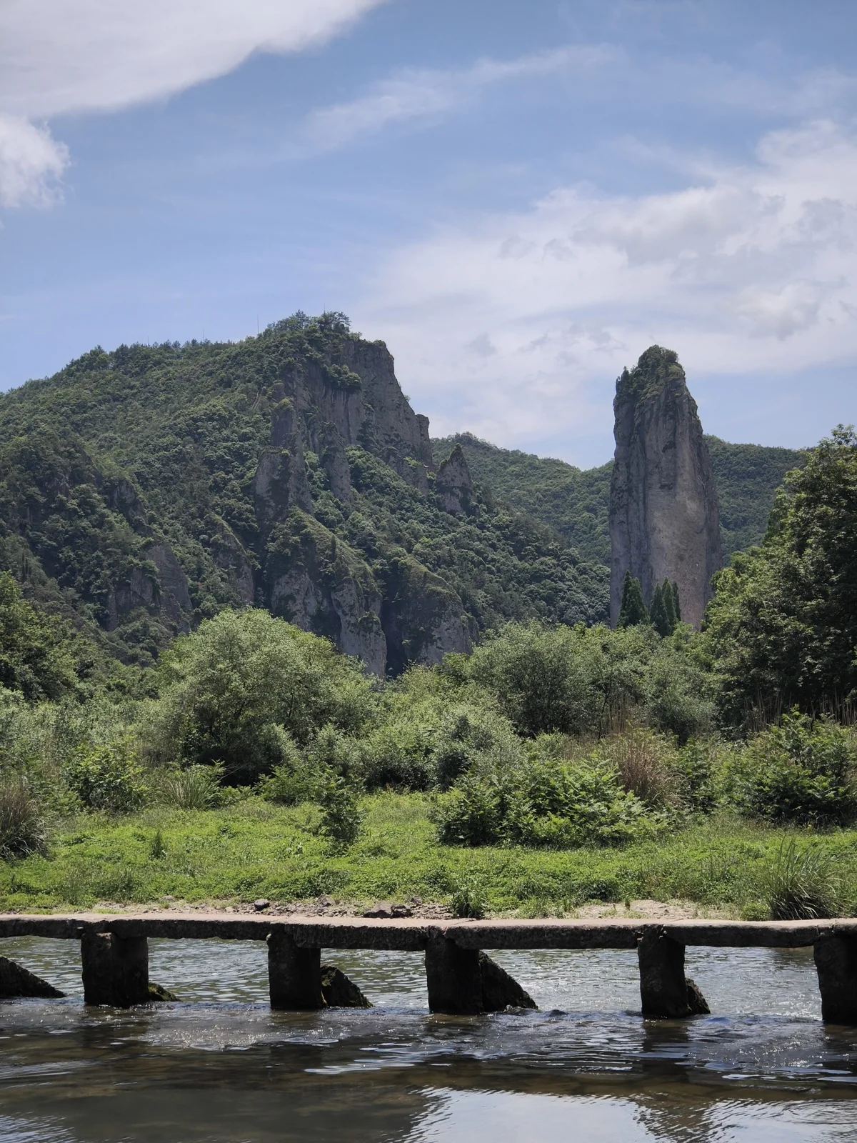 站在朱潭山石桥上远眺鼎湖峰与溪流
