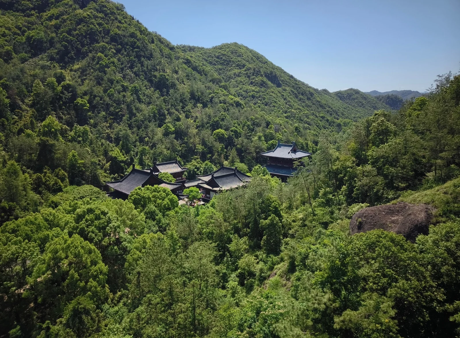 从缆车中俯瞰山间的黄帝祠宇
