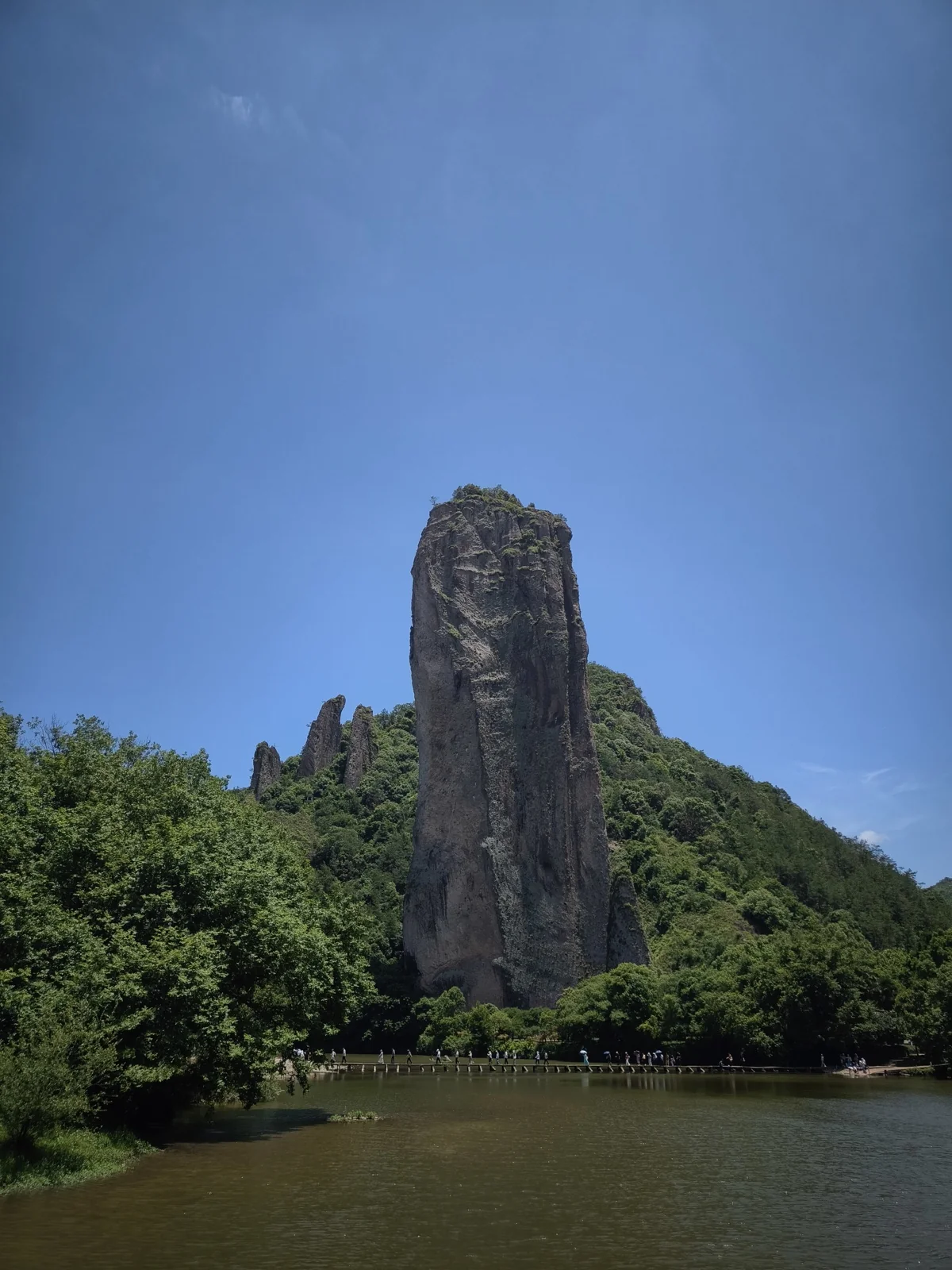 湖对岸远眺鼎湖峰全貌