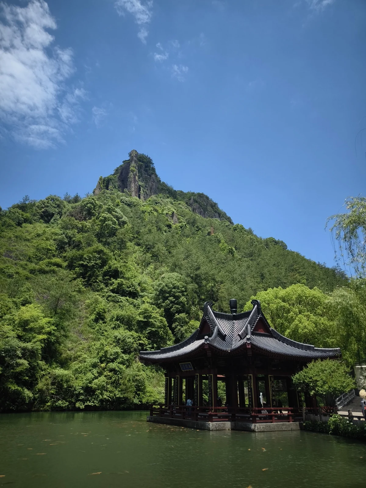 黄帝祠前鱼池中的水亭与锦鲤