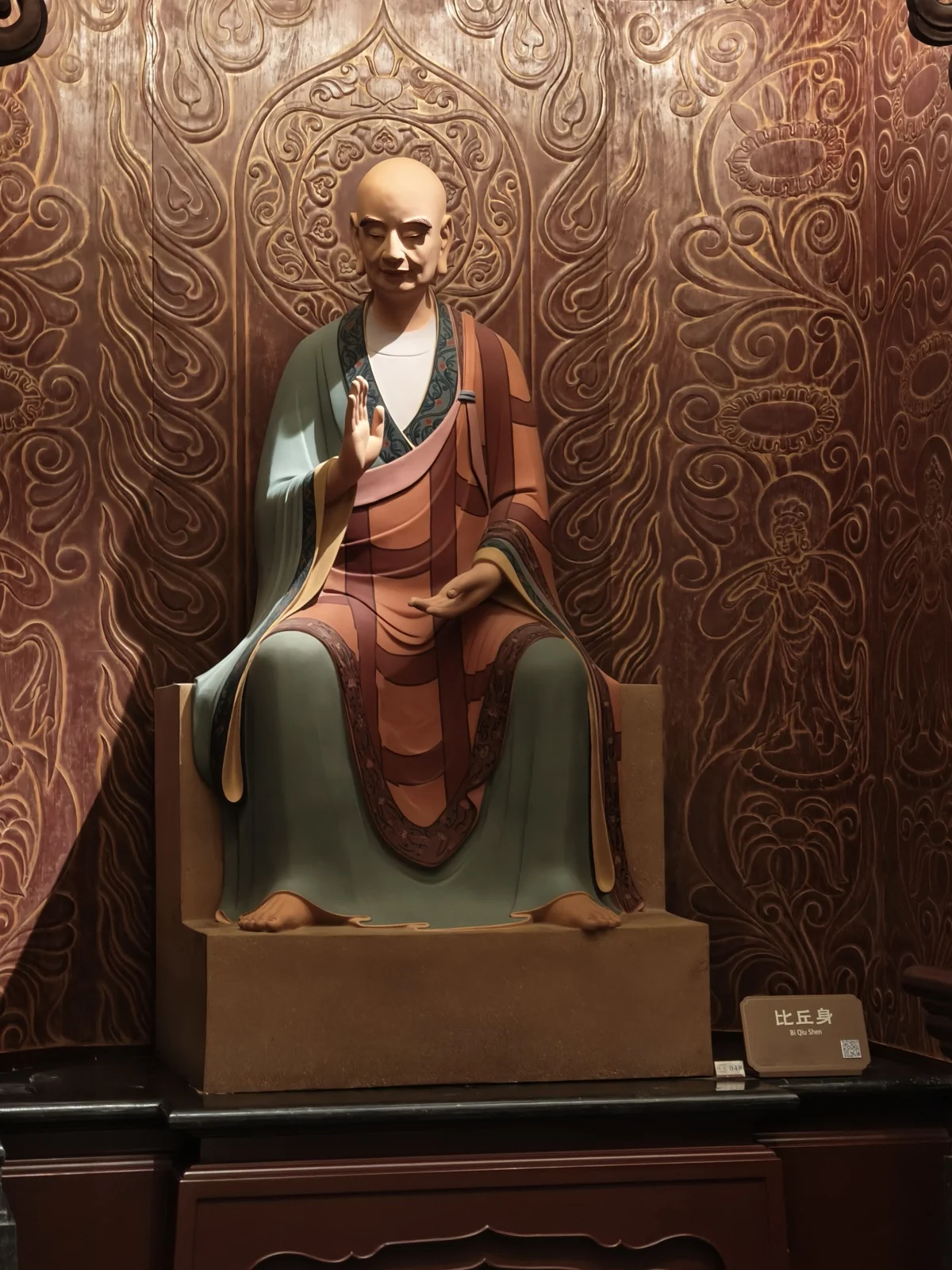观音法界六楼展厅中观音菩萨的比丘身塑像