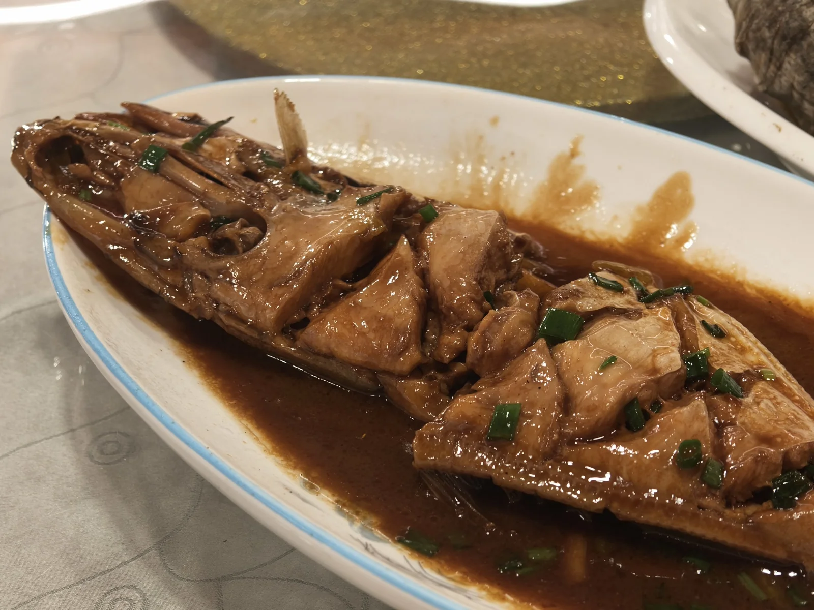 红烧剥皮鱼，盛放在白色长盘中