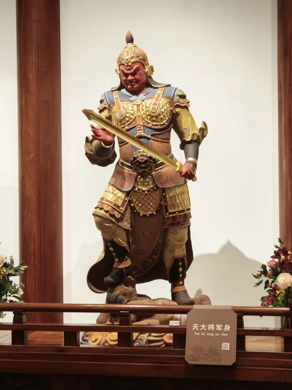 观音法界六楼展厅中观音菩萨的天大将军身塑像