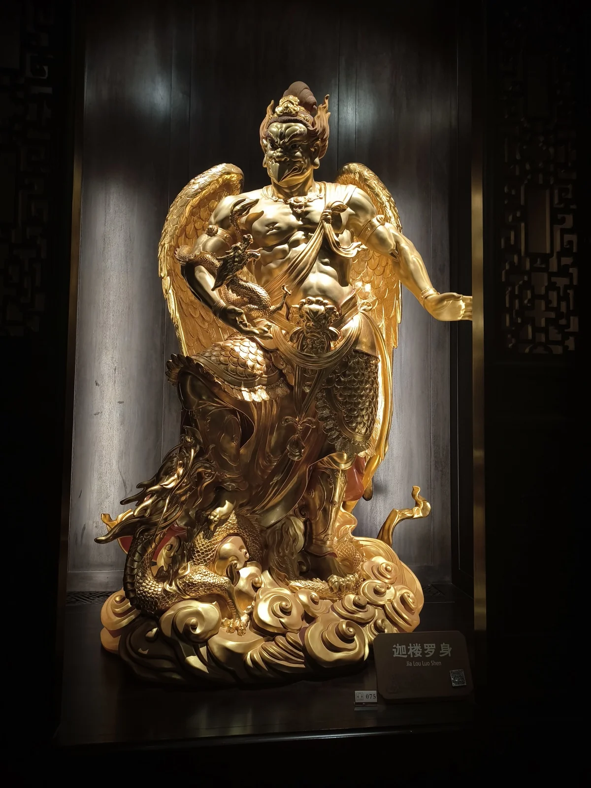 观音法界六楼展厅中观音菩萨的迦楼罗身塑像