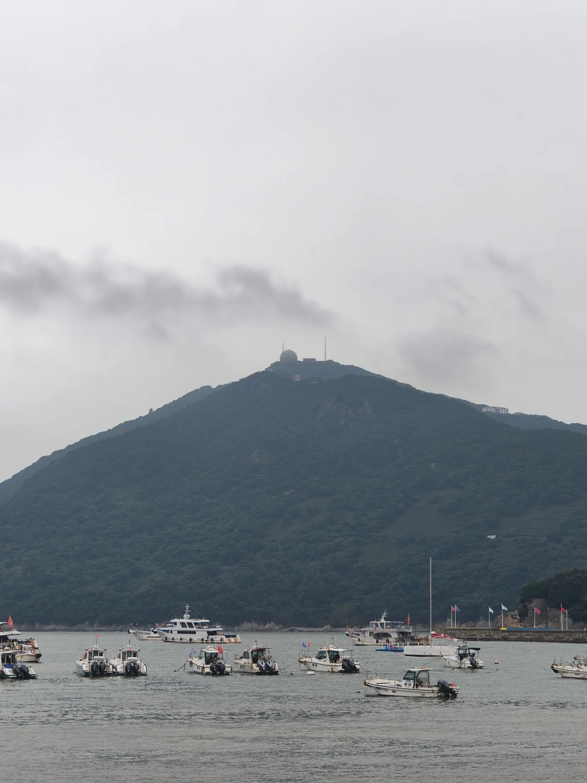 乌石塘远处山顶的白色球形设施，可能是气象或航海雷达站