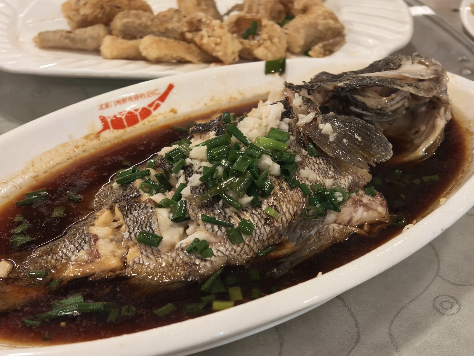 葱油鲷鱼，淋上热油和葱花
