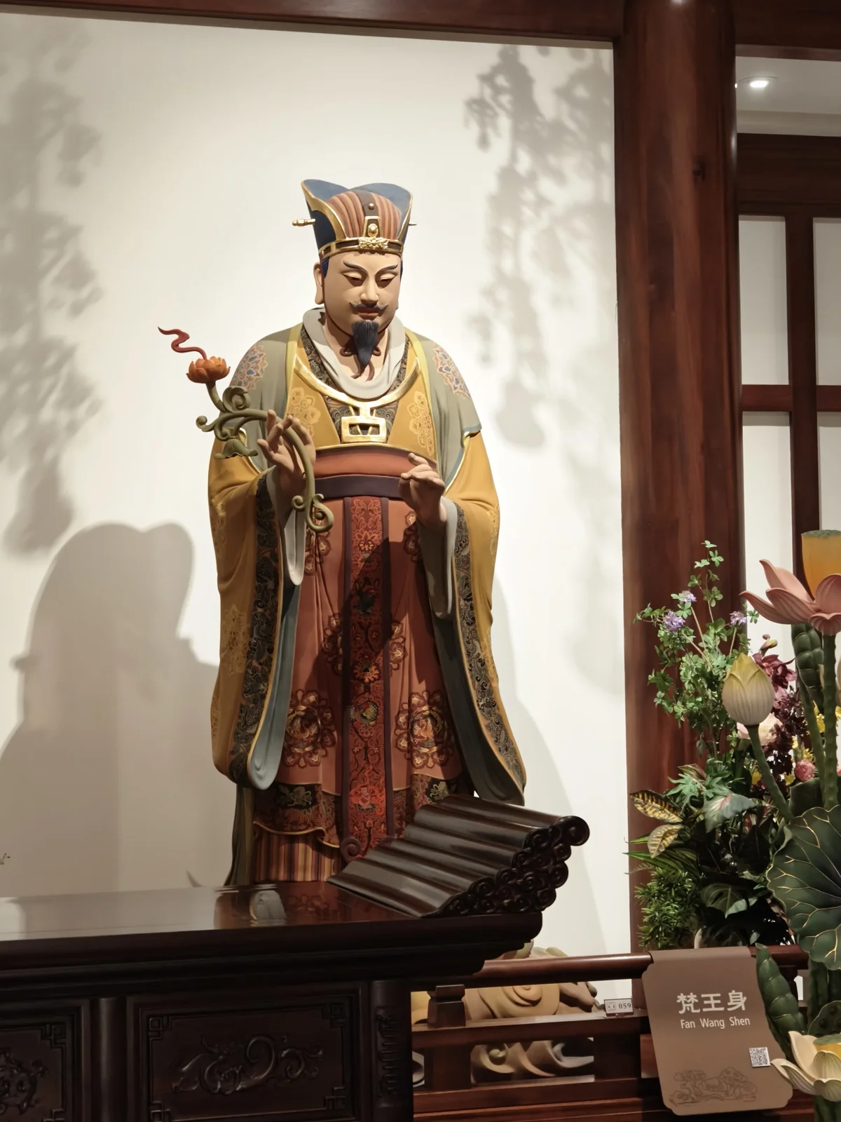观音法界六楼展厅中观音菩萨的梵王身塑像
