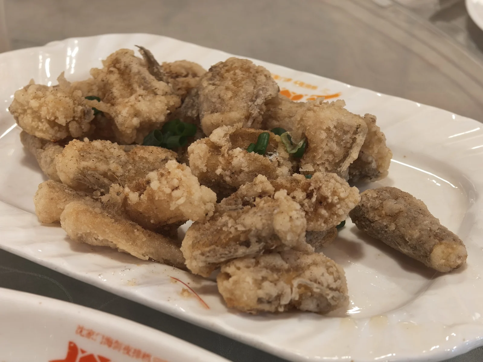 椒盐豆腐鱼，外皮金黄酥脆