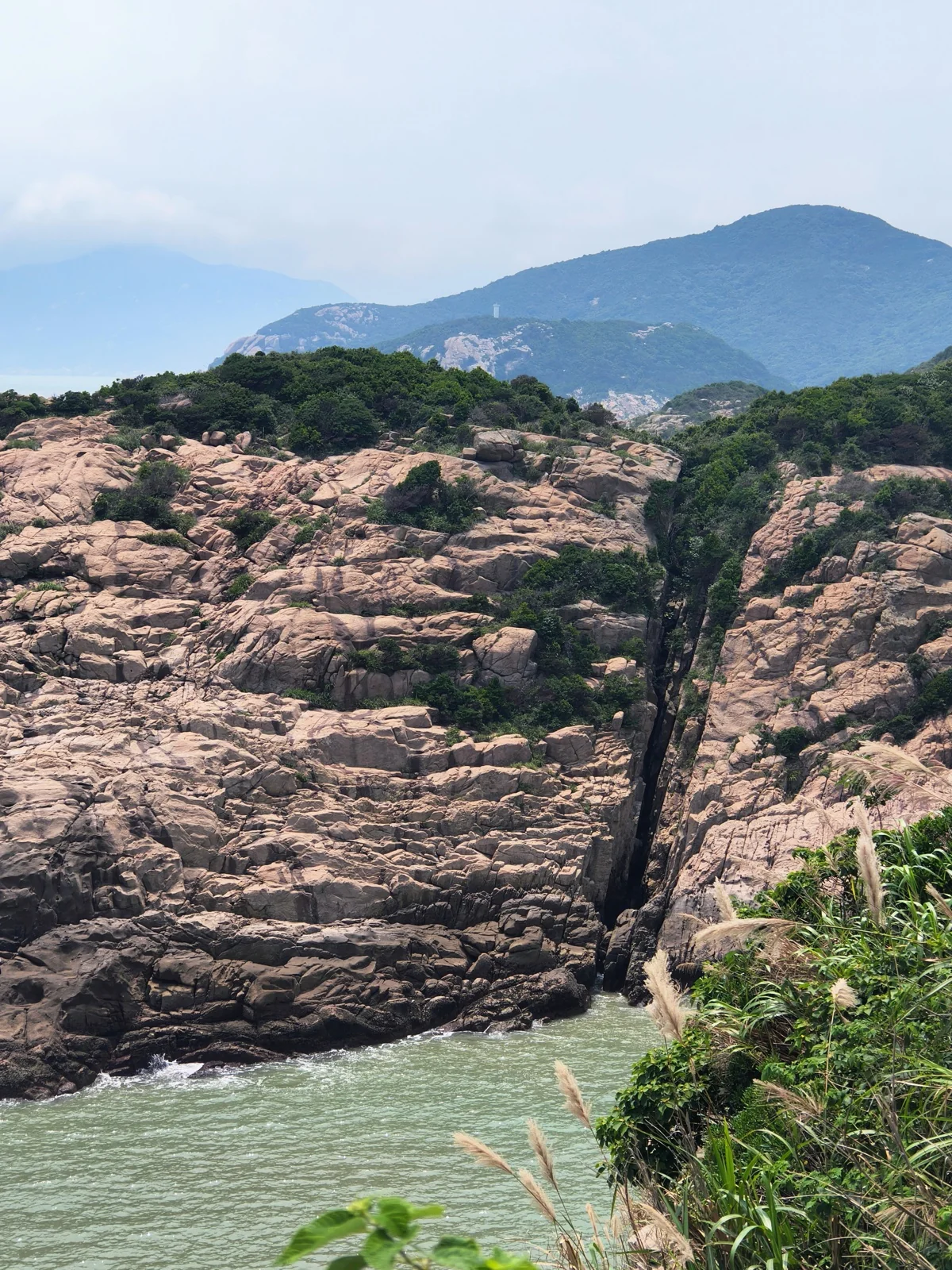 大青山海蚀岩石与近岸海水
