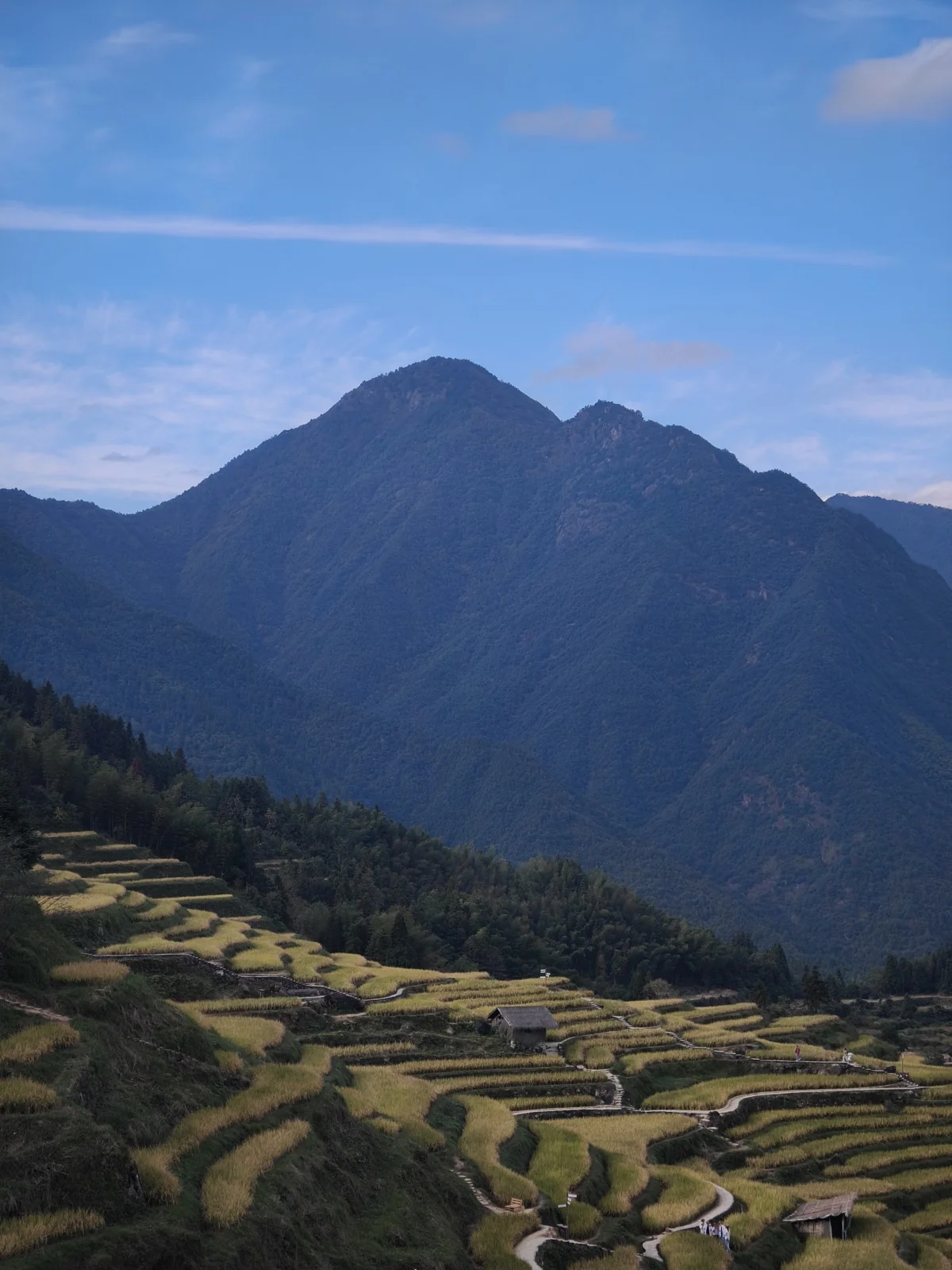 山脊下的梯田顺着坡面层层下落，天色已近黄昏